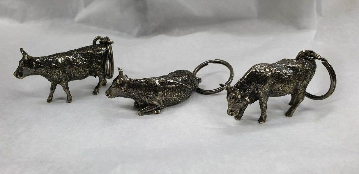 Réplique vache en bronze